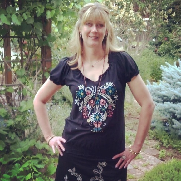 Meet your Posher, Stephanie - Picture 3 of 4